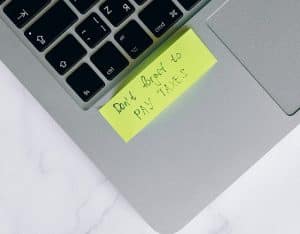 Sticky note reminder to pay taxes